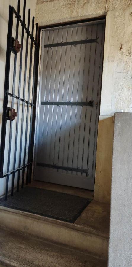 appartement centre ville arènes 4 personne climatise 50m2 cuisine équipée 2 chambres et wifi fibre Nimes Exterior foto
